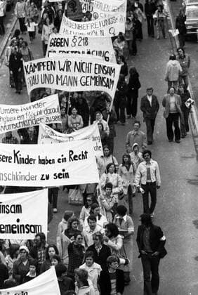 Gegen den Abtreibungsparagraphen 218 1973 DEU, Deutschland, Bonn: Frauen und Maenner demonstrierten am 2.6.1973 in Bonn gegen den Abtreibungsparagraphen 218 . DEU, Germany, Bonn: Women and men demonstrated on 2.6.1973 in Bonn against the abortion paragraph 218 . NRW
