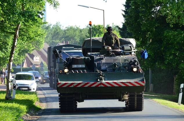 Bergepanzer Büffel der Bundeswehr während einer Übung Der Bergepanzer Büffel während der Übung Heidesturm 2017 auf dem Marsch. Er wird bei der Bundeswehr eingesetzt, um Schadfahrzeuge zu bergen und mit seinem Kran bei Instandsetzungsarbeiten zu unterstützen. Petershagen Nordrhein-Westfalen Deutschland *** Armoured recovery vehicle Buffalo of the Bundeswehr during an exercise The Armoured recovery vehicle Buffalo during the exercise Heidesturm 2017 on the march It is used by the Bundeswehr to recover damaged vehicles and to support repair work with its crane Petershagen North Rhine-Westphalia Germany