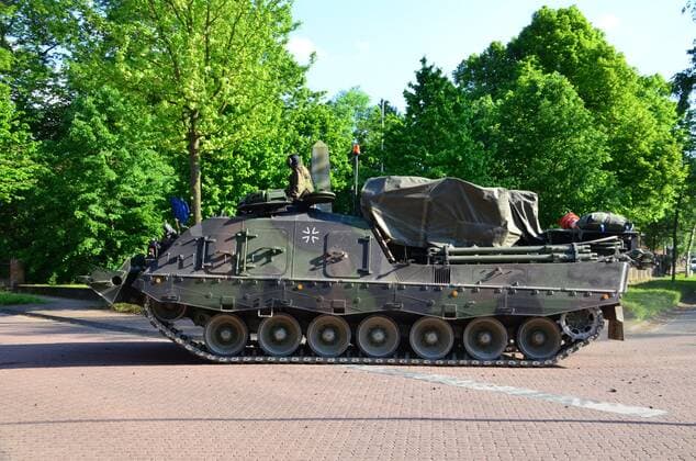Bergepanzer Büffel der Bundeswehr während einer Übung Der Bergepanzer Büffel während der Übung Heidesturm 2017 auf dem Marsch. Er wird bei der Bundeswehr eingesetzt, um Schadfahrzeuge zu bergen und mit seinem Kran bei Instandsetzungsarbeiten zu unterstützen. Petershagen Nordrhein-Westfalen Deutschland *** Armoured recovery vehicle Buffalo of the Bundeswehr during an exercise The Armoured recovery vehicle Buffalo during the exercise Heidesturm 2017 on the march It is used by the Bundeswehr to recover damaged vehicles and to support repair work with its crane Petershagen North Rhine-Westphalia Germany