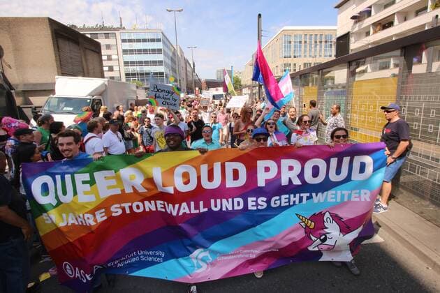 CSD Christopher Street Day in Frankfurt, Hessen, Deutschland: Transparent mit Aufschrift queer, loud, proud. 50 Jahre Stonewall und der Kampf geht weiter *** CSD Christopher Street Day in Frankfurt, Hessen, Germany Transparent with inscription queer, loud, proud 50 years Stonewall and the fight continues
