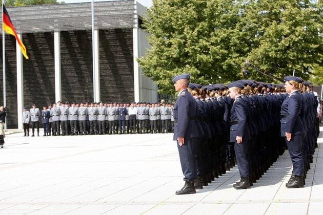 Feierliches Gelöbnis 2019 Feierliches Gelöbnis 2019 von rund 400 Soldatinnen und Soldaten im Bundesministerium für Verteidung. Berlin Mitte Berlin Deutschland
