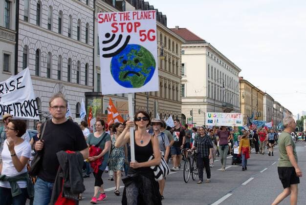 News Bilder des Tages Munich for Future Demo, Schild gegen 5G und Handystrahlung. Am 21. Juli haben sich mehr als 10.000 Menschen für eine bessere Klimapolitik demonstriert. Mehr als 40 Verbände haben sich hinter Fridays for Future gestellt und die Demo mitorganisiert. München Bayern Deutschland *** Munich for Future Demo, sign against 5G and mobile radiation On 21 July, more than 10,000 people demonstrated for a better climate policy More than 40 associations supported Fridays for Future and co-organised the demo Munich Bavaria Germany