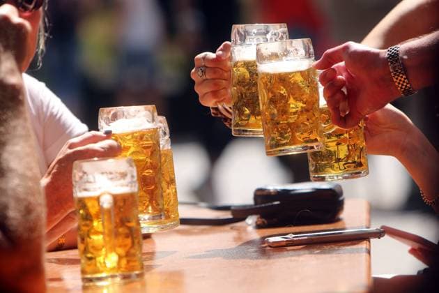 Gemeinsames Zuprosten mit Maßkrüge n Bier im Biergarten am Viktualienmarkt in München, Bayern, Deutschland *** Joint frosting with beer mugs in the beer garden at Viktualienmarkt in Munich, Bavaria, Germany