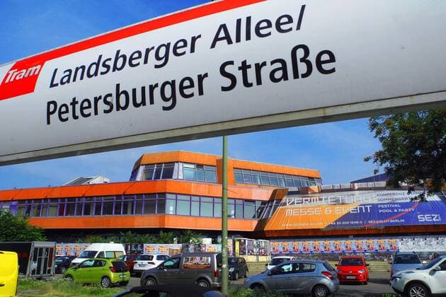 Der ehemalige Senator fuer Stadtentwicklung, Andreas Geisel, hat sich zu seiner Amtszeit in die jahrelange verfahrene Situation eingeschaltet. Ab Jahresende 2002 waren die Tueren vorerst geschlossen. 2003 hat der Investor Rainer Loehnitz fuer einen symbolischen Euro den Zuschlag bekommen. Jetzt nach ueber 13-jaehrigen teilweisen Betrieb muesste saniert oder abgerissen werden. Er plant nun nach Abriss einen groesseren Komplex Wohnungen, Bueros und Sportangebote. Jetzt will der Senat seit laengerer Zeit ein Machtwort sprechen. Zurzeit wird vor Gericht gestritten. Das Gelaende ist teilweise durch einen Bauzaun gesichert. Alles offen zum SEZ-Problem. *** The former senator for urban development, Andreas Geisel, has been involved in the long-lasting situation during his term of office. The doors were closed for the time being since the end of