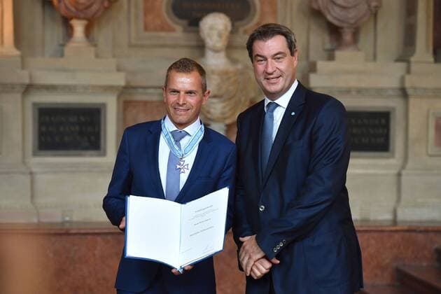 Tobias ANGERER (Ex Skilanglaeufer). Markus SOEDER (Ministerpraesident Bayern und CSU Vorsitzender). Verleihung Bayerischer Verdienstorden im Antiquarium der Muenchner Residenz am 22.07.2019,