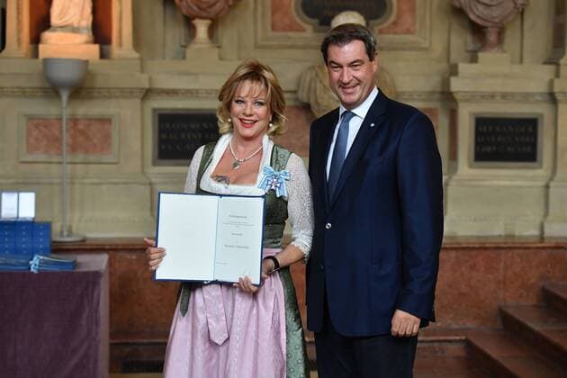 Lisa FITZ, Markus SOEDER (Ministerpraesident Bayern und CSU Vorsitzender). Verleihung Bayerischer Verdienstorden im Antiquarium der Muenchner Residenz am 22.07.2019,