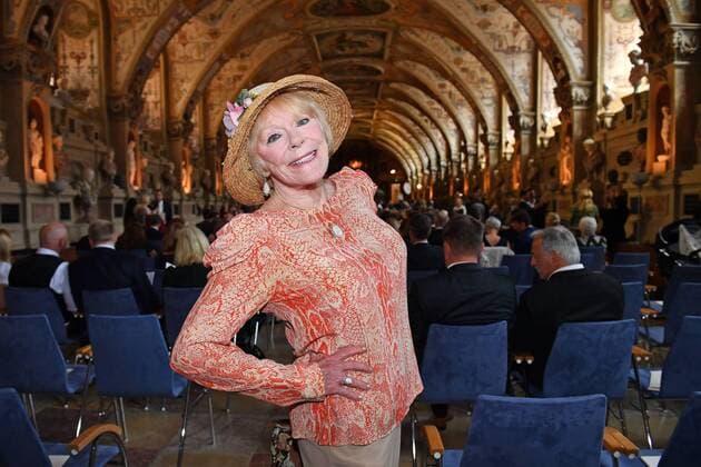 Elke SOMMER (Schauspielerin), Einzelbild,angeschnittenes Einzelmotiv,Halbfigur,halbe Figur.. Verleihung Bayerischer Verdienstorden im Antiquarium der Muenchner Residenz am 22.07.2019,
