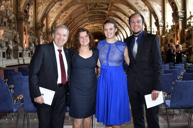Günther Sigl mit Ehefrau Doris Sigl, Sohn Phillip Sigl (re.) und dessen Ehefrau Diana bei der Verleihung des Bayerischen Verdienstordens 2019 im Antiquarium der Münchner Residenz. München, 22.07.2019
