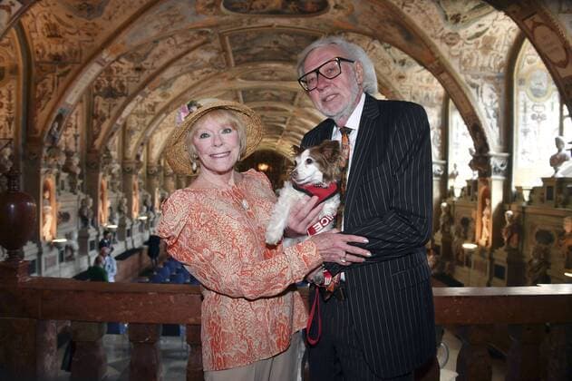 Elke Sommer mit Ehemann Wolf Walther bei der Verleihung des Bayerischen Verdienstordens 2019 im Antiquarium der Münchner Residenz. München, 22.07.2019
