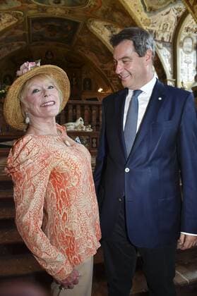 Elke Sommer und Markus Söder bei der Verleihung des Bayerischen Verdienstordens 2019 im Antiquarium der Münchner Residenz. München, 22.07.2019