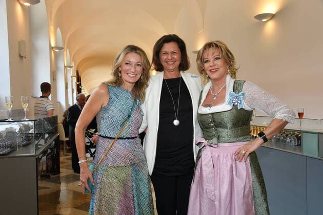 Monika Gruber, Ilse Aigner und Lisa Fitz Verleihung des Bayerischen Verdienstordens 2019 Ehrung, Auszeichnung Antiquarium der Residenz München 22. Juli 2019 *** Monika Gruber, Ilse Aigner and Lisa Fitz Award of the Bavarian Order of Merit 2019 Honour, Antiquarium of the Munich Residence Award 22 July 2019