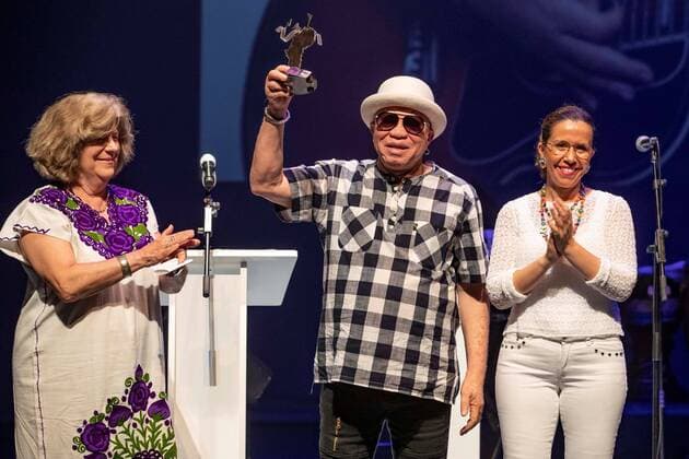 Entertainment Themen der Woche KW30 Entertainment Bilder des Tages Mali singer Salif Keita (C), awarded with La Mar de Músicas 2019 Award, after his performance at La Mar de Musicas Festival in Cartagena, Murcia, southeastern Spain, 22 July 2019. La Mar de Musicas Festival !ACHTUNG: NUR REDAKTIONELLE NUTZUNG!  Copyright: xMarcialxGuillenx GRAF7962 20190723-636994407252358740