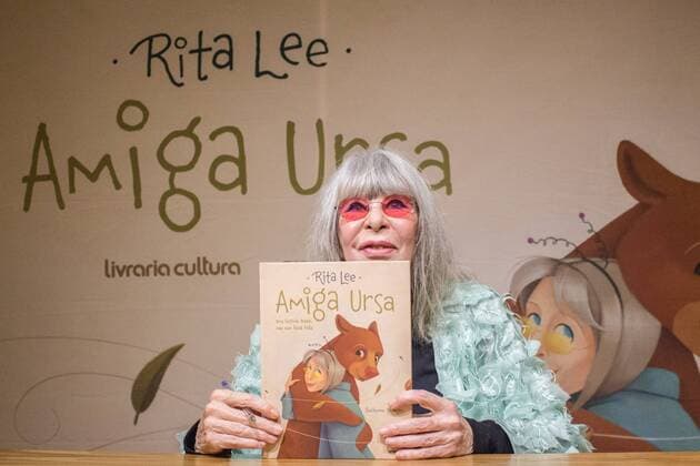 SÃO PAULO, SP - 22.07.2019: RITA LEE LANÇA LIVRO INFANTIL - Rita Lee launches the children& book Girlfirlfriend Bear, A Sad Story But With a Happy Ending. The singer attenthe audience on an autographraph afternoon, this afternoon of Monday, July 22 at the Livraria Cultura in São Paulo. x1765844x  VanxCampos