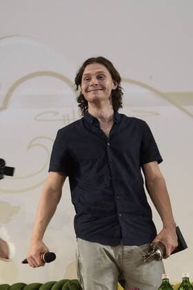 Giffoni Vallepiana Giffoni Festival 2019 Evan Peters with the Prize (Pool), In the picture: Evan Peters  Copyright: xVincenzoxLandix xIPAx xVincenzoxLandix