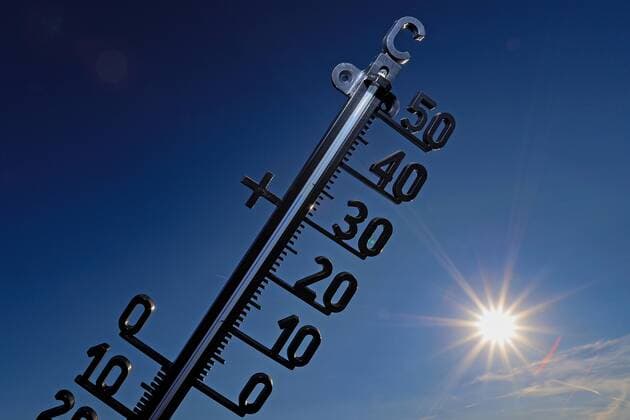 Sommer im Siegerland, die naechste Hitzewelle rollt ueber Deutschland, die naechsten Tage sollen wieder extrem Heiss werden, ein Thermometer vor blauem Himmel und der Sonne Sommer im Siegerland am 23.07.2019 in Siegen Deutschland.