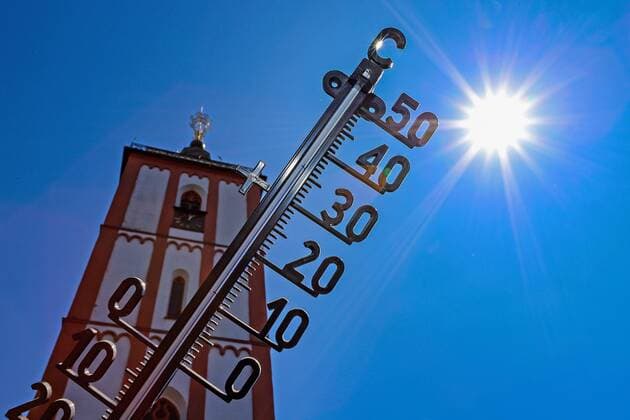 Sommer im Siegerland, die naechste Hitzewelle rollt ueber Deutschland, die naechsten Tage sollen wieder extrem Heiss werden, ein Thermometer mit Sonne vor Siegens Wahrzeichen der Nikolaikirche mit dem Kroenchen (Krönchen) Sommer im Siegerland am 24.07.2019 in Siegen Deutschland.