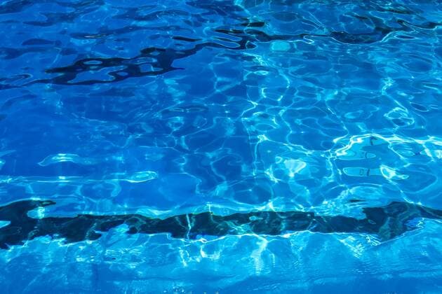 Sommer im Siegerland, die naechste Hitzewelle rollt ueber Deutschland, die naechsten Tage sollen wieder extrem Heiss werden, die Menschen zieht es schon am Mittag in das Freibad in Kaan-Marienborn-Marienborn Sommer im Siegerland am 24.07.2019 in Siegen Deutschland.