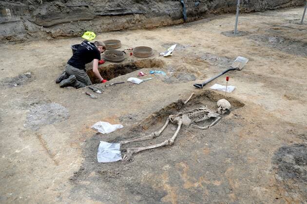 News Themen der Woche KW30 News Bilder des Tages Human remains have been discovered at Mokotow Prison in Warsaw Human remains have been discovered on July 24, 2019 at Mokotow Prison in Warsaw, Poland. Mokotow Prison, also known as Rakowiecka Prison during the Nazi German occupation and later, under the communist rule, it was a place of detention, torture and execution of the Polish political opposition and underground fighters. Professor Krzysztof Szwagrzyk, who leads the works, doesn’t eliminate that the remains might be of Nazi German or communists’ victims. EN_01386983_0029 