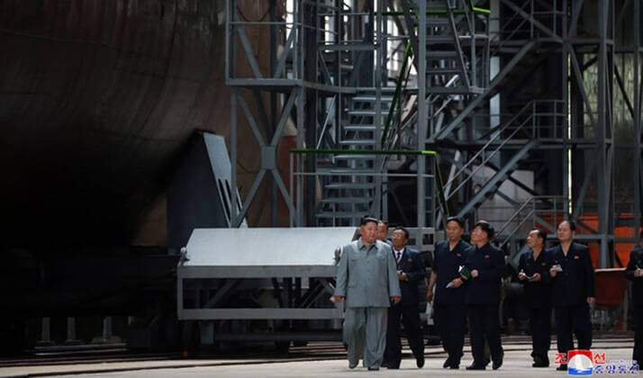 News Themen der Woche KW30 This image, released on July 23, 2019, by the North Korean Official News Service (KCNA), shows North Korean leader Kim Jong Un inspecting a newly built submarine. Kim, who expressed great satisfaction over the fact that the submarine was designed and built to be capable of fully implementing the military-strategic intention, learned in detail about its operational and tactical data and combat weapon systems.  WAX2019072403 KCNA