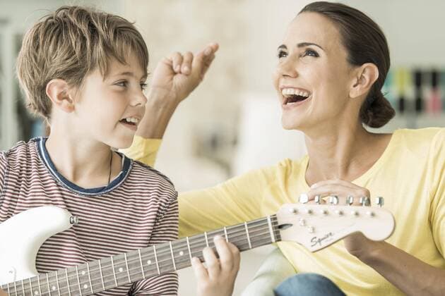 Mutter und Sohn machen zusammen Musik, Mutter singt und Sohn spielt E-Gitarre, lachen, Portrait, Deutschland, Europa Copyright: imageBROKER/m3 ibxres04671297.jpg