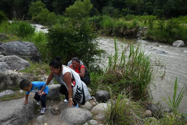 Mexiko, Kontrollen an der Grenze zu Guatemala July 24, 2019, Talisman, Chiapas, Mexico: Central American families cross illegally into Mexico on a tube boat from El Carmen town into Talisman Wednesday. The migrants pay 50 cents per person, and dozen cross illegally every day, even as the administration of Mexican President Lopez Obrador claims to have reduced the flow of migrants heading to the US by more than 36% last month. Frustrated Mexican marines and immigration officers say that they have been reduced to observers, since they lack the judiciary tools to address the issue and even weapons to defend themselves against smugglers and traffickers. Talisman Mexico - ZUMAl113 20190724_zap_l113_003 Copyright: xMiguelxJuarezxLugox