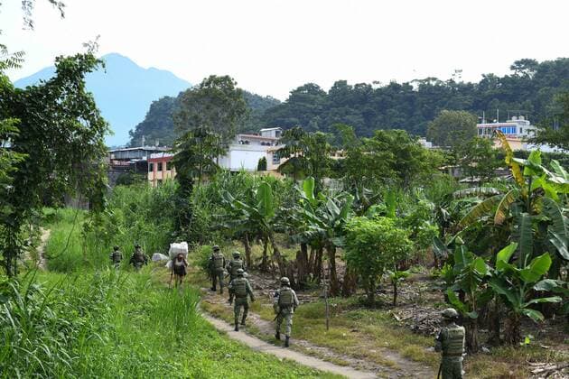Mexiko, Kontrollen an der Grenze zu Guatemala July 24, 2019, Talisman, Chiapas, Mexico: A Guatemalan porter that crossed illegally into Mexico from El Carmen town into Talisman walks along a Marines on Wednesday. Dozen cross illegally every day, even as the administration of Mexican President Lopez Obrador claims to have reduced the flow of migrants heading to the US by more than 36% last month. Frustrated Mexican marines and immigration officers say that they have been reduced to observers, since they lack the judiciary tools to address the issue and even weapons to defend themselves against smugglers and traffickers. Talisman Mexico - ZUMAl113 20190724_zap_l113_008 Copyright: xMiguelxJuarezxLugox