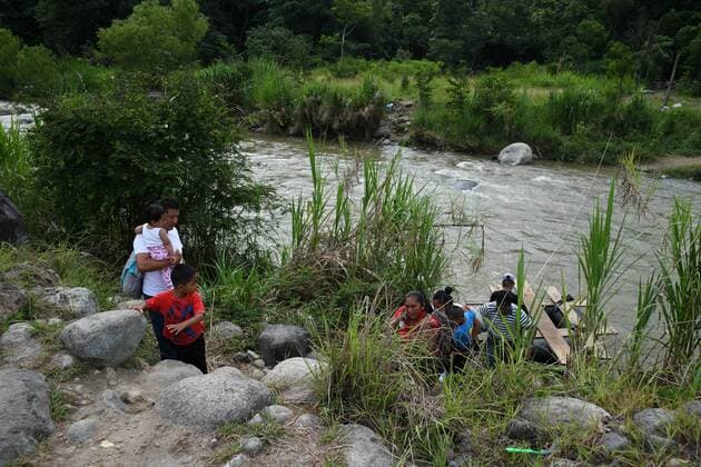 Mexiko, Kontrollen an der Grenze zu Guatemala July 24, 2019, Talisman, Chiapas, Mexico: Central American families cross illegally into Mexico on a tube boat from El Carmen town into Talisman Wednesday. The migrants pay 50 cents per person, and dozen cross illegally every day, even as the administration of Mexican President Lopez Obrador claims to have reduced the flow of migrants heading to the US by more than 36% last month. Frustrated Mexican marines and immigration officers say that they have been reduced to observers, since they lack the judiciary tools to address the issue and even weapons to defend themselves against smugglers and traffickers. Talisman Mexico - ZUMAl113 20190724_zap_l113_013 Copyright: xMiguelxJuarezxLugox