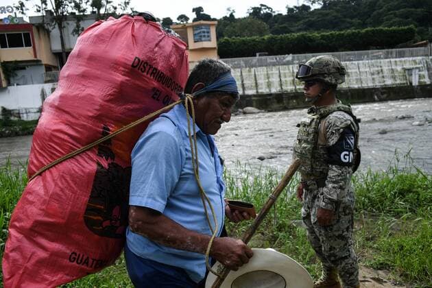 News Bilder des Tages July 24, 2019, Talisman, Chiapas, Mexico: Mexican marines and immigration officers check IDs of Guatemalan porters crossing goods illegally into Mexican territory on Wednesday. Hundreds of such crossings happen every day as the flow of migrants has moved to isolated spots along the Suchiate River, which marks the border between the two nations. Mexican President Lopez ObradorÃ¢â‚¬â ¢s administration claims to have reduced the flow of migrants looking to reach America, but much of the flow continues in remote border areas. Talisman Mexico - ZUMAl113 20190724_zap_l113_012 Copyright: xMiguelxJuarezxLugox