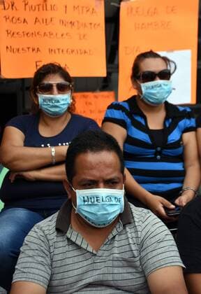 Mexiko, Lehrer demonstrieren Tuxtla Gutierrez July 24, 2019: EUM20190724SOC04.JPG .TUXTLA GUTIERREZ, Chis., Protests Protestas-Maestras.- Docentes de la Asociacion de Maestros Interinos de Chiapas (Amich) protesta este 24 de julio de 2019 en una huelga de hambre a las afueras del Palacio de Gobierno estatal para exigir el pago de sueldos adeudados desde el gobierno de Manuel Velasco. Foto: Agencia EL UNIVERSAL AFBV. Copyright: xJacobxGarcoÂ­Ax