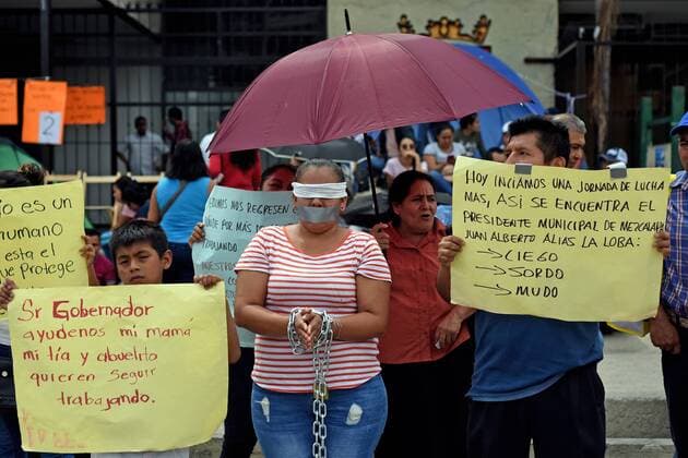 News Bilder des Tages Mexiko, Lehrer demonstrieren Tuxtla Gutierrez July 24, 2019: EUM20190724SOC07.JPG.TUXTLA GUTIERREZ, Chis., Protests Protestas-Maestras.- Vendedores ambulantes del municipio de Mezcalapa se manifestaron frente a Palacio de Gobierno del estado, debido a que fueron desalojados en diversos lugares donde vendian frutas y verduras. 24 julio 2019. Foto: Agencia EL UNIVERSAL AFBV Copyright: xJacobxGarcoÂ­Ax