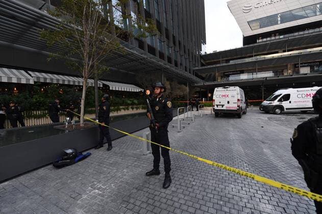 July 24, 2019: EUM20190724SOC12.JPG.CIUDAD DE MEXICO, ViolenceViolencia-Asesinato.- La tarde de este 24 de julio de 2019 se suscito una balacera en el centro comercial Plaza Artz, ubicada al sur de la Ciudad de Mexico, la cual se habria originado tras un ataque directo realizado por una mujer en contra de un hombre con arma de fuego, en un restaurante; lo cual desencadeno disparos en su intento por huir del lugar. Murieron al menos dos personas. Foto: Agencia EL UNIVERSALAFBV Copyright: xElxUniversalx