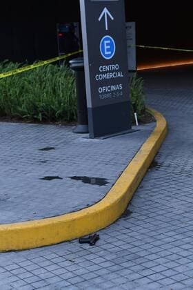 July 24, 2019: EUM20190724SOC15.JPG.CIUDAD DE MEXICO, ViolenceViolencia-Asesinato.- La tarde de este 24 de julio de 2019 se suscito una balacera en el centro comercial Plaza Artz, ubicada al sur de la Ciudad de Mexico, la cual se habria originado tras un ataque directo realizado por una mujer en contra de un hombre con arma de fuego en un restaurante; lo cual desencadeno disparos en su intento por huir del lugar. Murieron al menos dos personas. En imagen, una patrulla que participo en el intento de fuga y en la cual resulto herido un oficial. Foto: Agencia EL UNIVERSALAFBV Copyright: xElxUniversalx
