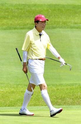 Entertainment Bilder des Tages Shinzo Abe spielt Golf in Fujikawaguchiko Japan PM Abe out to golf course Japanese Prime Minister Shinzo Abe plays golf in the Yamanashi Prefecture town of Fujikawaguchiko on July 25, 2019. 