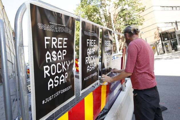News Themen der Woche KW30 Schweden, US-amerikanischer Rapper ASAP Rocky in Haft - PK in Stockholm A man putting upp posters saying FREE ASAP ROCKY ASAP outside the Kronoberg custody in Stockholm, Sweden July 25, 2019. Today the prosecuter announced that he brings a prosecution for assault and battery against the well known artist ASAP Rocky (Rakim Mayers). Stockholm Sweden x1081x *** A man putting upp posters saying FREE ASAP ROCKY ASAP outside the Kronoberg custody in Stockholm, Sweden July 25, 2019 Today the prosecuter announced that he brings a prosecution for assault and battery against the well known artist ASAP Rocky Rakim Mayers Stockholm Sweden x1081x,  Copyright: xFredrikxPersson TTx ASAP ROCKY