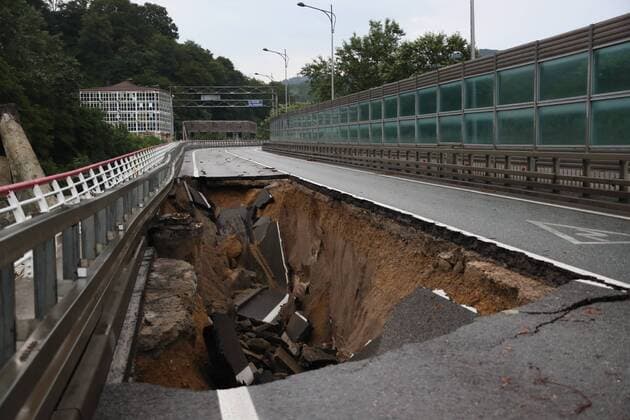 News Themen der Woche KW30 News Bilder des Tages SOCHI, RUSSIA â€“ JULY 25, 2019: Heavy rain causes a partial collapse of the A147 motorway linking Dzhubga with Sochi and running along the Black Sea coast. Dmitry Feoktistov TASS  TS0B44AB