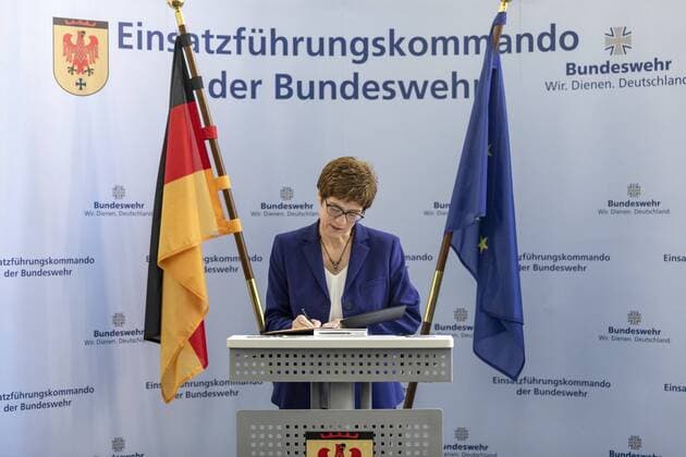 News Themen der Woche KW30 News Bilder des Tages Bundesverteidigungsministerin Annegret Kramp-Karrenbauer besucht das Einsatzfuehrungskommando der Bundeswehr und informiert sich ueber die Lage in den Einsatzgebieten. Hier aufgenommen beim Eintrag in das Gaestebuch. Potsdam, Schwielowsee, 25.07.2019. Schwielowsee Deutschland *** Federal Defense Minister Annegret Kramp Karrenbauer visits the Bundeswehr Command of Operations and gets informed about the situation in the areas of operations. Recorded here in the guest book Potsdam, Schwielowsee, 25 07 2019 Schwielowsee Germany Copyright: xJaninexSchmitz photothek.netx