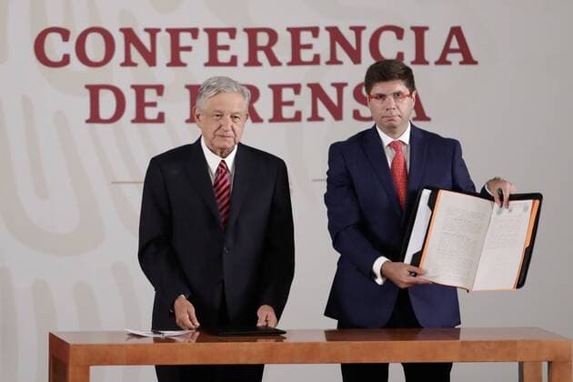 July 25, 2019: EUM20190725NAC03.JPG.CIUDAD DE MEXICO PresidencyPresidencia-AMLO.- Durante su conferencia de prensa mananera de este 25 de julio de 2019 en Palacio Nacional, el Presidente firmo ante el notario Rafael Arturo Coello Santos, su compromiso de no reelegirse en 2024. Foto: Agencia EL UNIVERSALIvan StephensAFBV. Copyright: xElxUniversalx