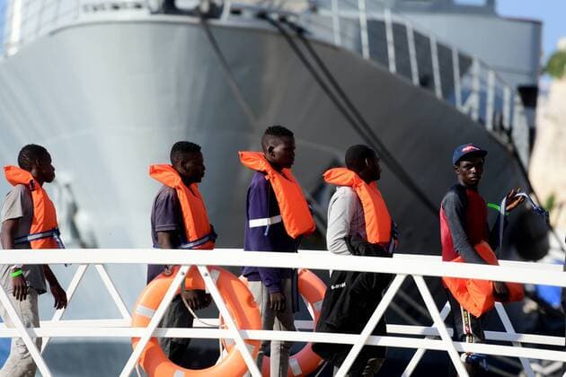 News Themen der Woche KW30 News Bilder des Tages Malta, mehr als 70 Bootsflüchtlinge gerettet (190725) -- FLORIANA (MALTA), July 25, 2019 -- Migrants disembark at a naval base in Floriana, Malta, on July 25, 2019. A group of 76 migrants have been rescued by the Armed Forces of Malta and disembarked at the naval base on Thursday afternoon. (Photo by Xinhua) MALTA-FLORIANA-MIGRANTS-RESCUE JonathanxBorg 