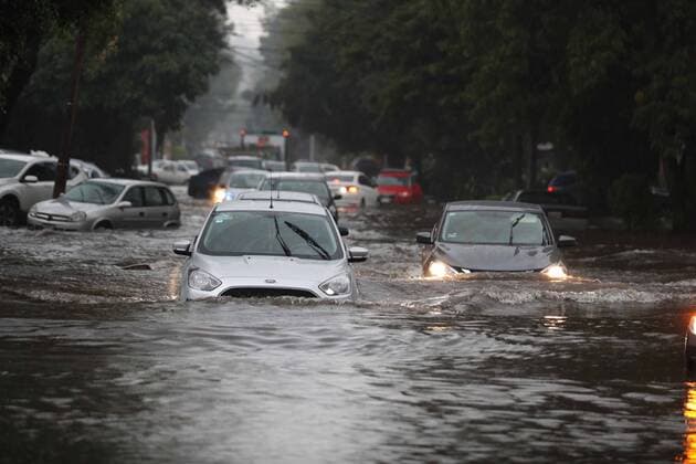 Indien, heftige Regenfälle in Mexiko-Stadt July 25, 2019: EUM20190725SOC11.JPG .NAUCALPAN, Mex. RainLluvia-Edomex.- Aspectos de los encharcamientos e inundaciones generados por las fuertes lluvias registradas en distintas zonas del Estado de Mexico, la tarde del jueves 25 de julio de 2019. Foto: Agencia EL UNIVERSALValente RosasEELG Copyright: xElxUniversalx