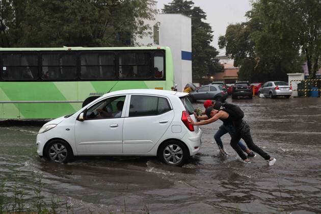 Indien, heftige Regenfälle in Mexiko-Stadt July 25, 2019: EUM20190725SOC13.JPG .NAUCALPAN, Mex. RainLluvia-Edomex.- Aspectos de los encharcamientos e inundaciones generados por las fuertes lluvias registradas en distintas zonas del Estado de Mexico, la tarde del jueves 25 de julio de 2019. Foto: Agencia EL UNIVERSALValente RosasEELG Copyright: xElxUniversalx