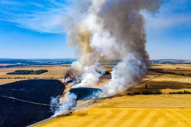 News Themen der Woche KW30 News Bilder des Tages Neudietendorf , 250719 , Großbrand eines Getreidefeld in Neudietendorf , Einsatzkräfte umliegender Feuerwehren bekämpfen den Flächenbrand , Luftbild *** Neudietendorf , 250719 , Large fire of a grain field in Neudietendorf , Emergency forces of surrounding fire brigades fight the blaze , Aerial photograph