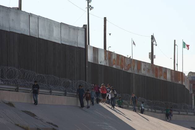 July 25, 2019, Juarez-El Paso, Mexico: Family manages to dodge the national guard and pass the Rio Grande that divides Ciudad Juarez from El Paso issues under the Santa Fe Bridge on 25 July 2019. Juarez-El Paso Mexico  - ZUMAn230 20190725_zaa_n230_311 Copyright: xDavidxPeinadox