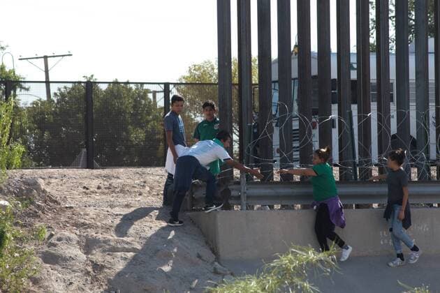 July 25, 2019, Juarez-El Paso, Mexico: Family manages to dodge the national guard and pass the Rio Grande that divides Ciudad Juarez from El Paso issues under the Santa Fe Bridge on 25 July 2019. Juarez-El Paso Mexico  - ZUMAn230 20190725_zaa_n230_315 Copyright: xDavidxPeinadox