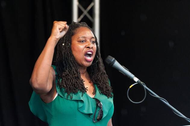 Berühmte Feministinnen, Dawn Butler July 25, 2019, London, England, United Kingdom: Dawn Butler MP, Shadow Women & Equalities Secretary, addresses Labour Party members and supporters during a rally in Parliament Square calling for a general election amid Parliamentary deadlock over Brexit and election of Boris Johnson as UKÃ¢â‚¬â ¢s Prime Minister by the members of the Conservative Party on 25 July, 2019 in London, England. London United Kingdom  - ZUMAn230 20190725_zaa_n230_329 Copyright: xWiktorxSzymanowiczx