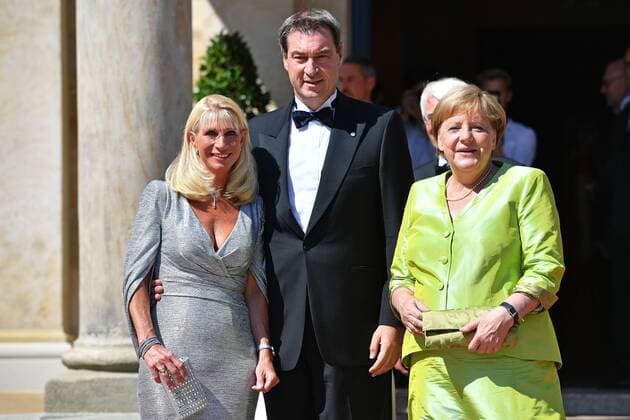 v.re: Bundeskanzlerin Angela MERKEL, Markus SOEDER (Ministerpraesident Bayern und CSU Vorsitzender) und Ehefrau Karin Baumueller Soeder. bei ihrer Ankunft. Eroeffnung der Bayreuther Richard Wagner Festspiele 2019. Roter Teppich am 25.07.2019. Gruener Huegel, *** v re Federal Chancellor Angela MERKEL, Markus SOEDER State Premier Bavaria and CSU Chairman and Wife Karin Baumueller Soeder upon their arrival Opening of the Bayreuth Richard Wagner Festival 2019 Red Carpet on 25 07 2019 Green Hill,