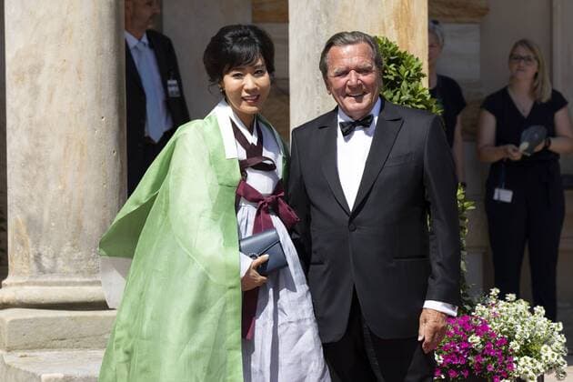 Gerhard Schröder mit Ehefrau Kim So-yeon bei der Eröffnung der Richard-Wagner-Festspiele 2019 mit der Premiere der Oper Tannhäuser im Bayreuther Festspielhaus. Bayreuth, 25.07.2019 *** Gerhard Schröder with wife Kim So yeon at the opening of the Richard Wagner Festspiele 2019 with the premiere of the opera Tannhäuser at the Bayreuth Festspielhaus Bayreuth, 25 07 2019 Foto:xR.xSchmiegeltx xFuturexImage