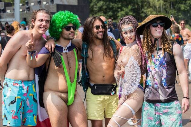 News Bilder des Tages Party people pictured during a very hot first day of the second weekend of the Tomorrowland music festival, Friday 26 July 2019. The 15th edition of Tomorrowland electronic music festival takes place at the De Schorre terrain in Boom from 19 to 21 July 2019 and from 26 to 28 July 2019.  DAVIDxPINTENS 05633752