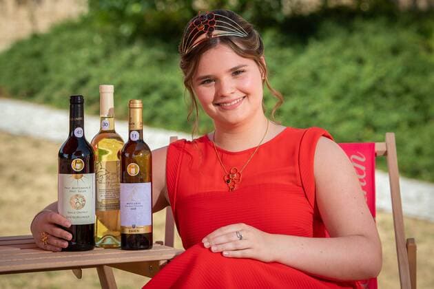 Gebietsweinprämierung Saale-Unstrut 2019 Rotkäppchen Sektkellerei in Freyburg Gebietsweinkönigin Gina Maria Gräfe (20) präsentiert die drei prämierten Weine, Halle Saale Sachsen-Anhalt Deutschland
