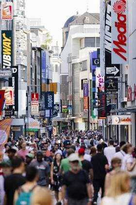 Passanten auf der Hohe Straße. Köln, 25.07.2019
