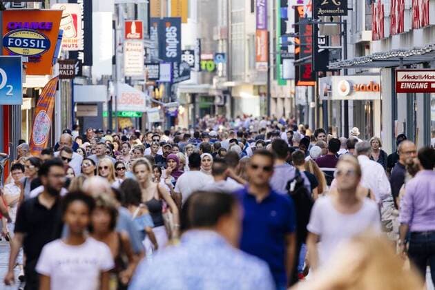 Passanten auf der Hohe Straße. Köln, 25.07.2019